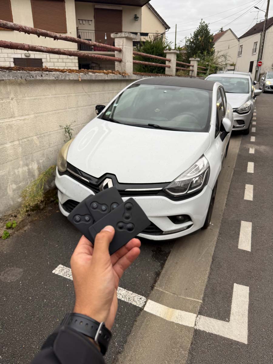 Clé mains libres et Smart Key à Paris : deux cartes Renault Clio programmées devant le véhicule