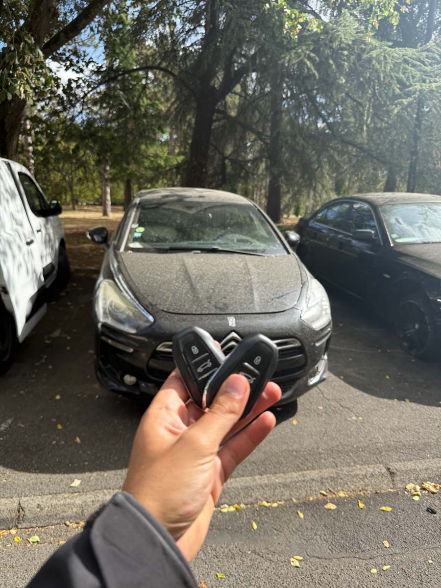 Double de clé Citroën C4 fabriqué sur intervention, clés présentées devant la voiture