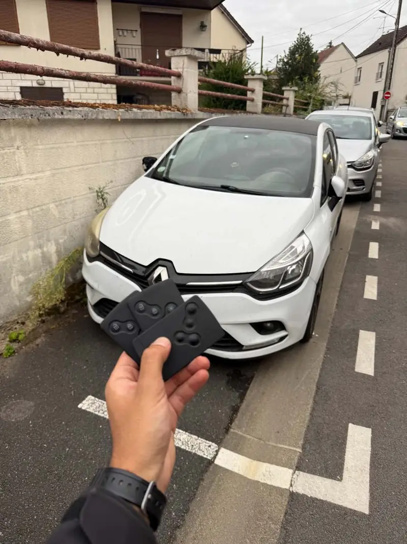 Double de carte de démarrage Renault programmé via prise OBD
